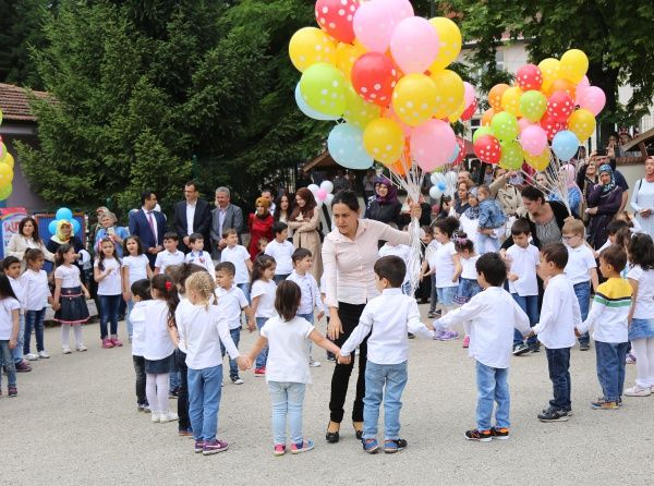 "Çocuk Gözüyle Dünya"fotoğraf sergimiz ve "Çocuklar Sevgi İster"temalı uçan balon şenliğimiz.